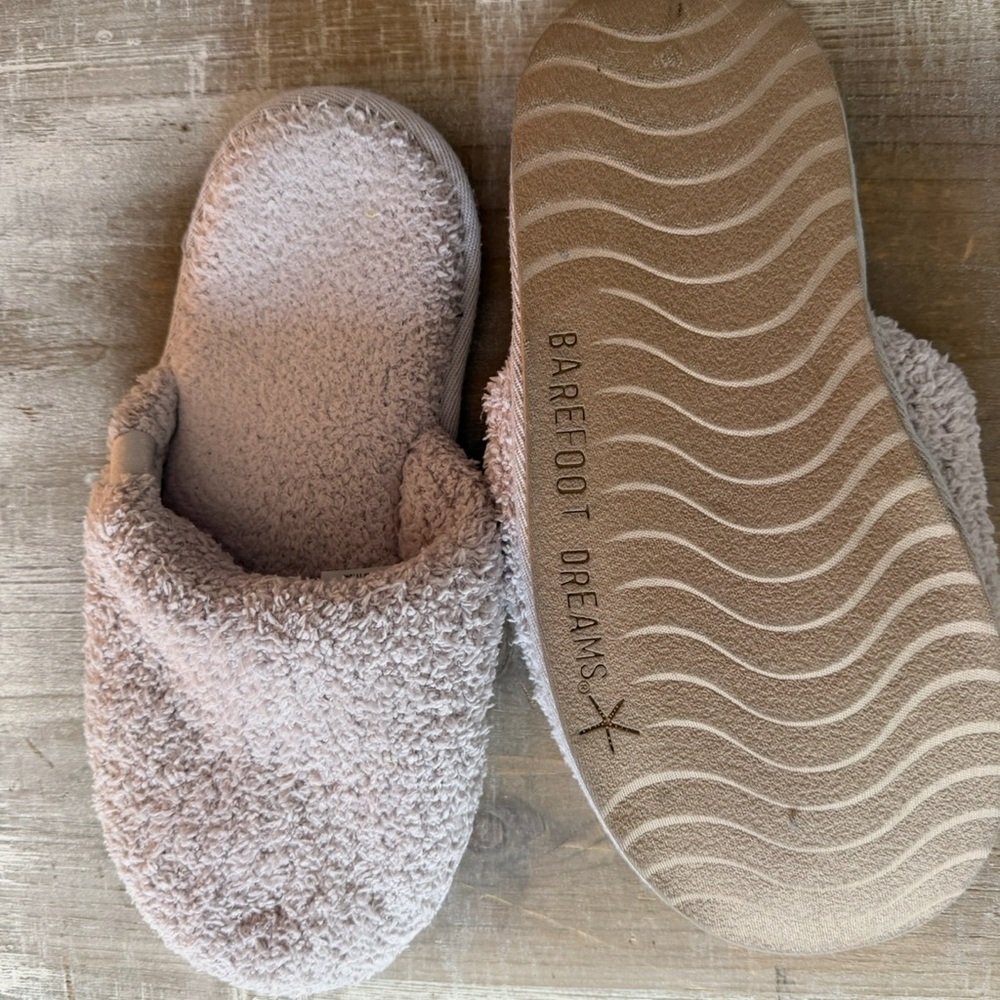 Barefoot Dreams Plush Slippers in Light cream